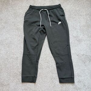 Nikes Men’s Modern Fleece Jogger Sweatpants